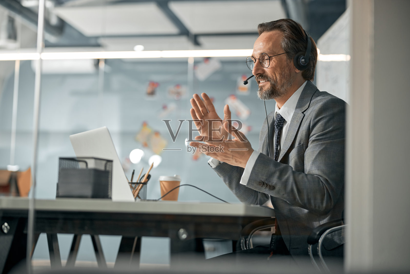 胡子男子的肖像穿着西装在白色的办公室工作照片摄影图片