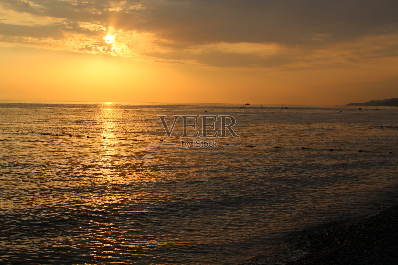 美丽的红色日落在海上照片摄影图片