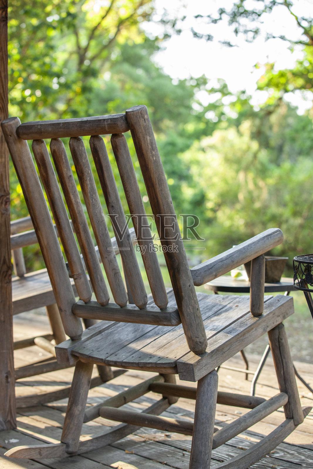 小木屋前门廊上的摇椅照片摄影图片