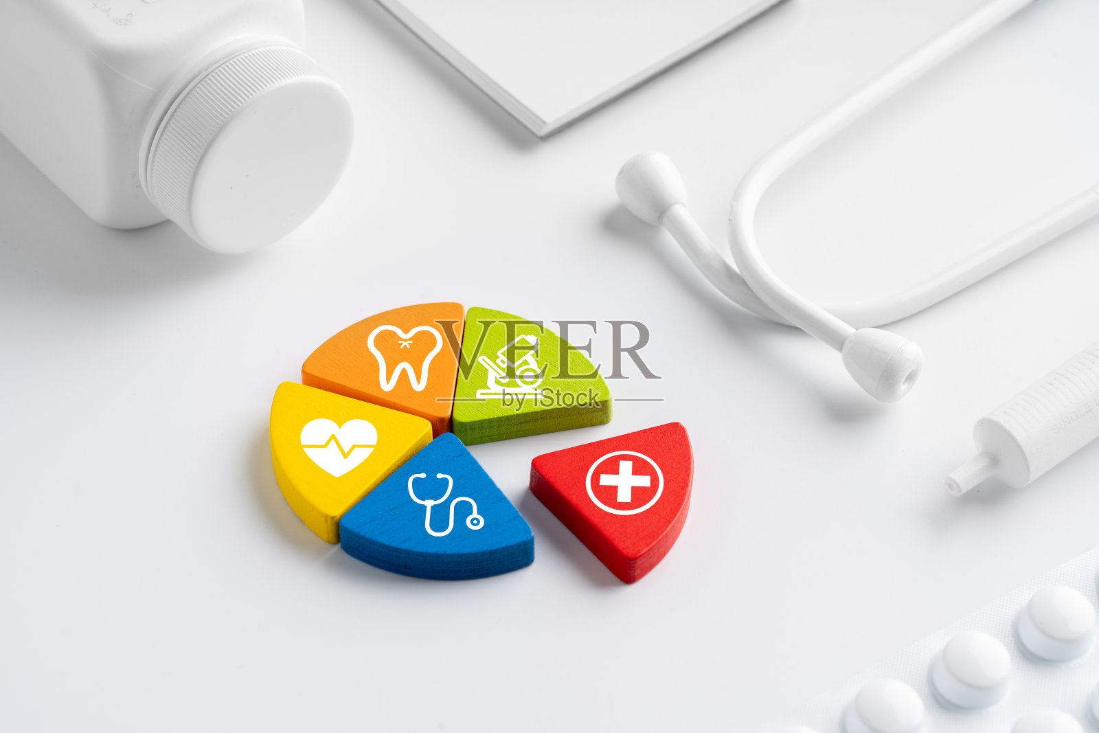 全球医疗保健拼图上的医疗图标照片摄影图片