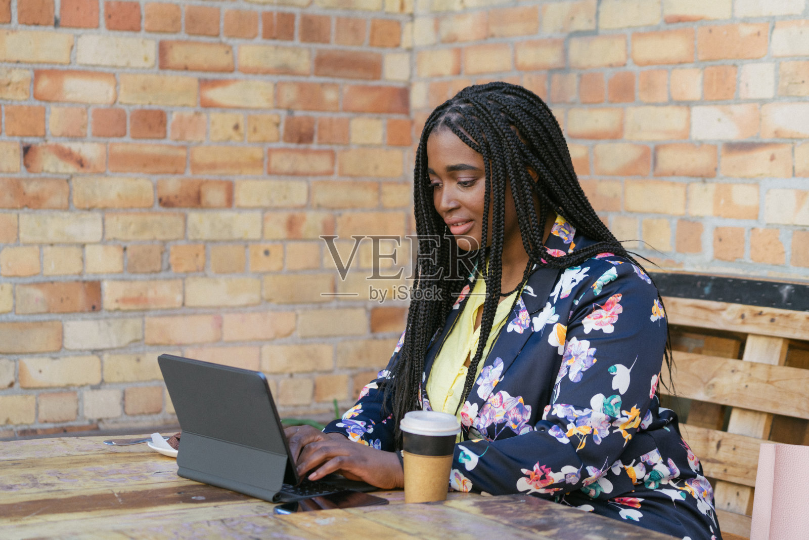 非洲商业女性工作和使用笔记本电脑照片摄影图片