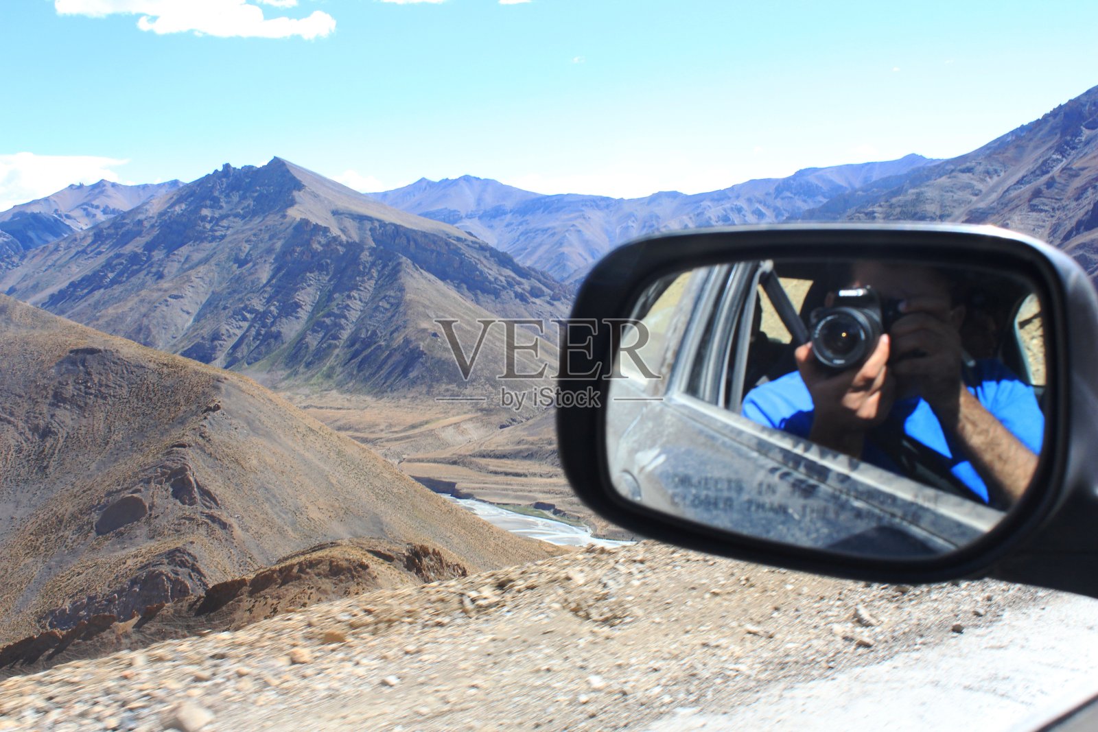 坐在车里的人照片摄影图片