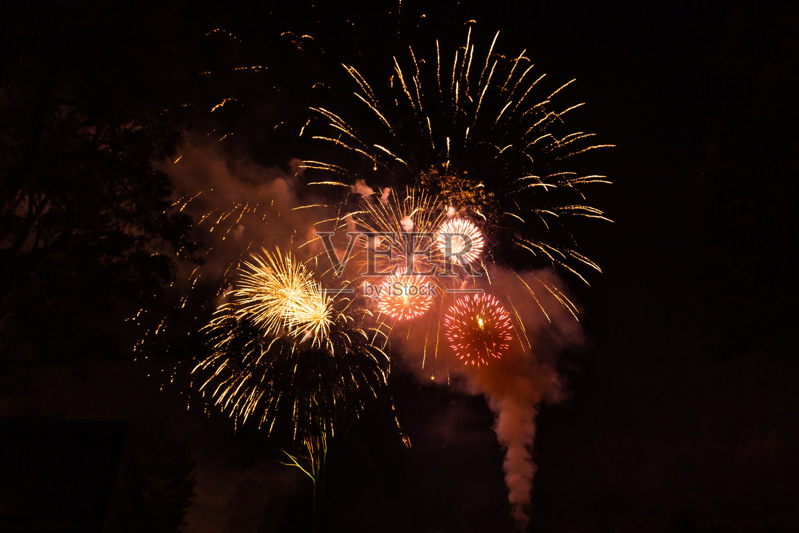 在高高的天空中照片摄影图片