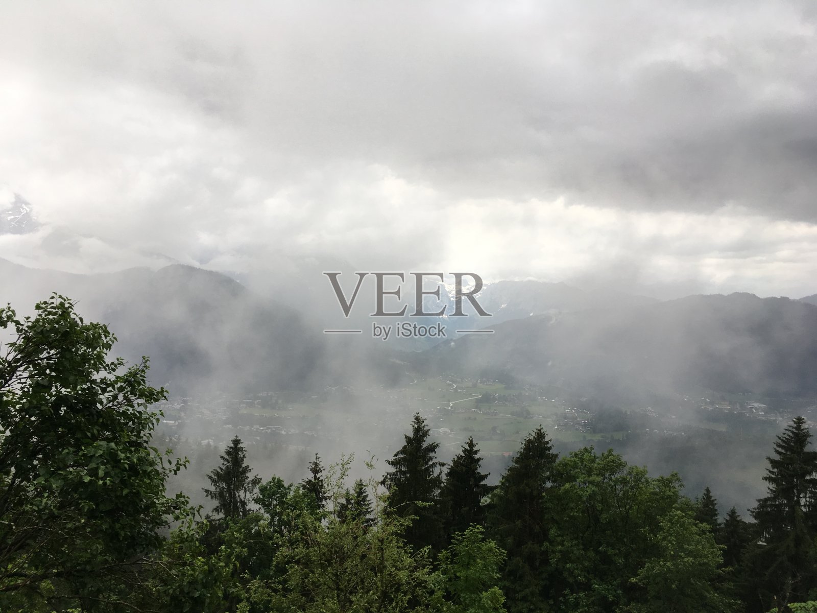 德国巴伐利亚州雨后的山脉照片摄影图片