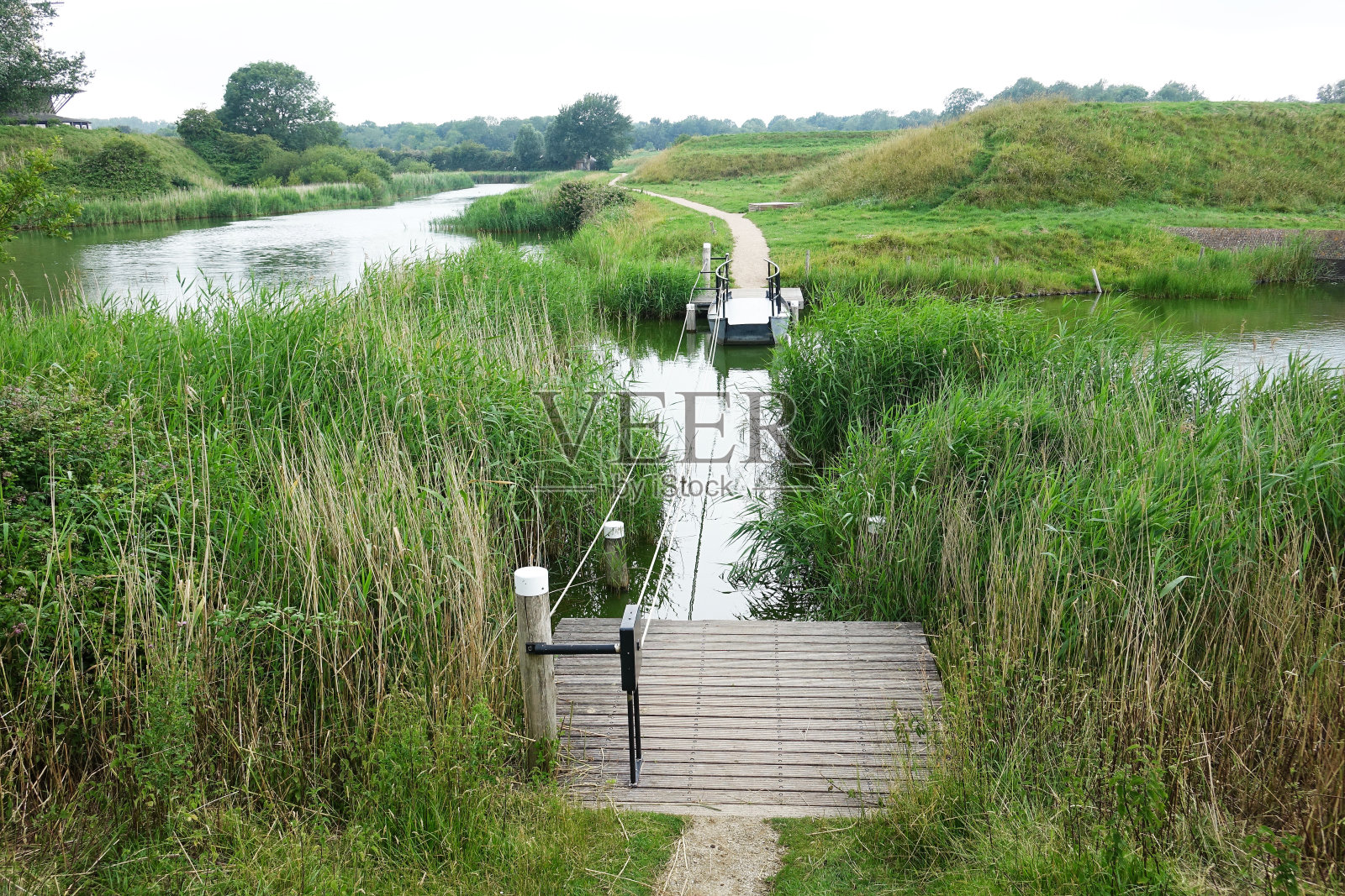 在Zierikzee供骑自行车和行人使用的小渡船照片摄影图片