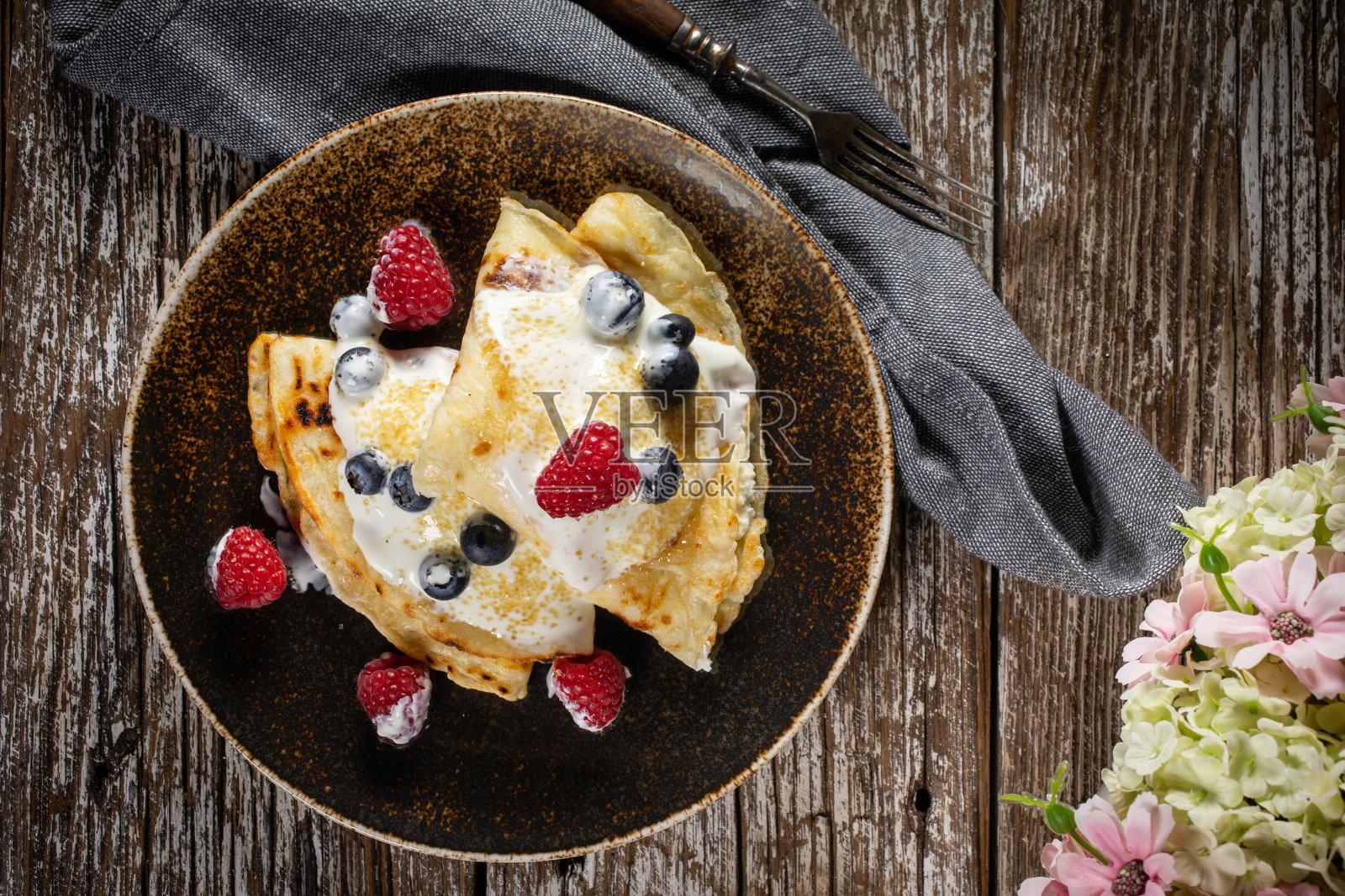 煎饼配白奶酪和水果。照片摄影图片