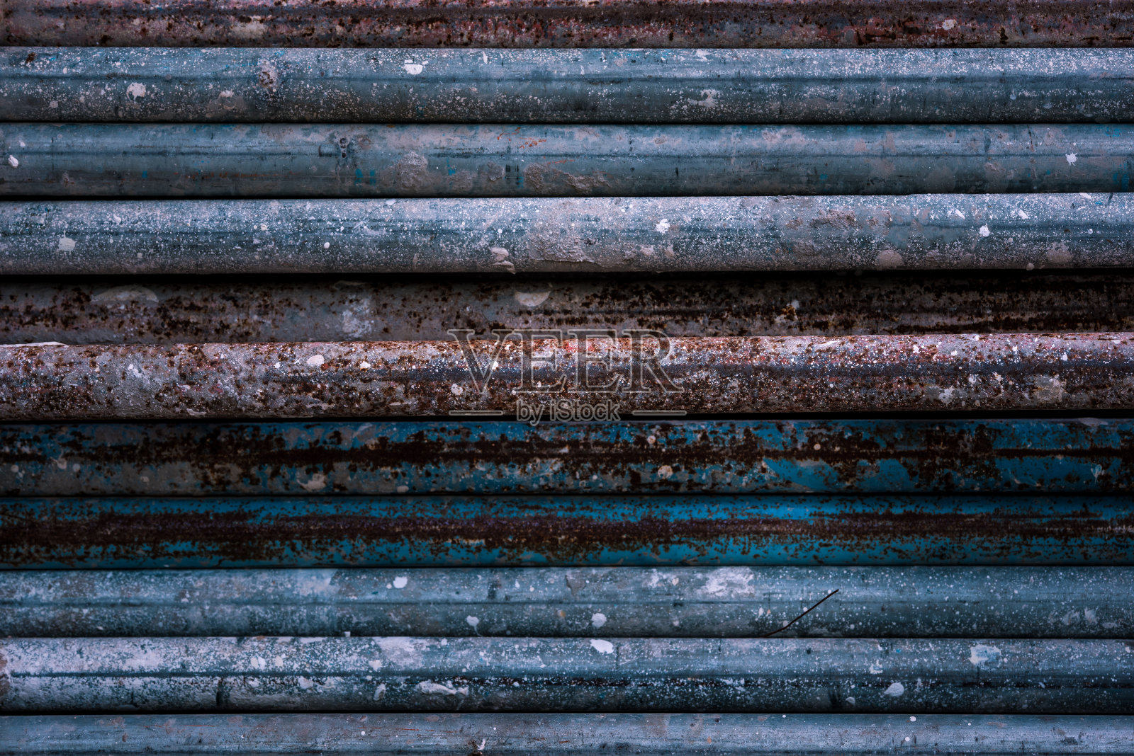 一堆生锈的旧铁管。背景。纹理照片摄影图片