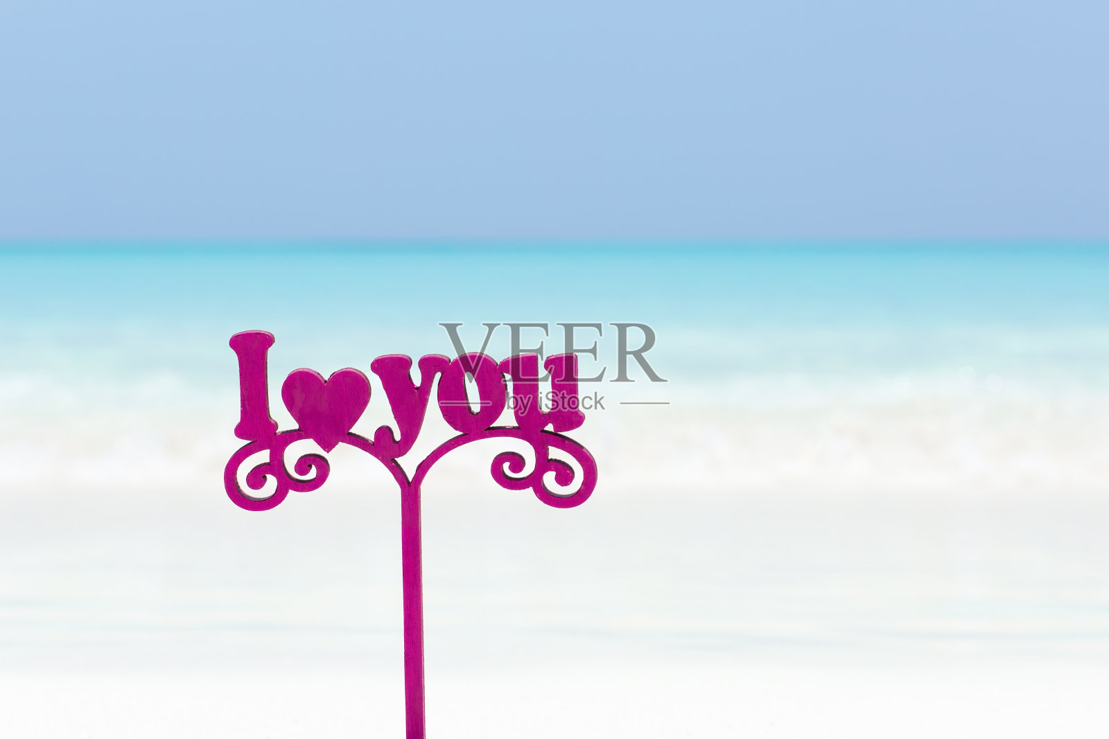 我爱你的祝词装饰在白色的沙滩上照片摄影图片