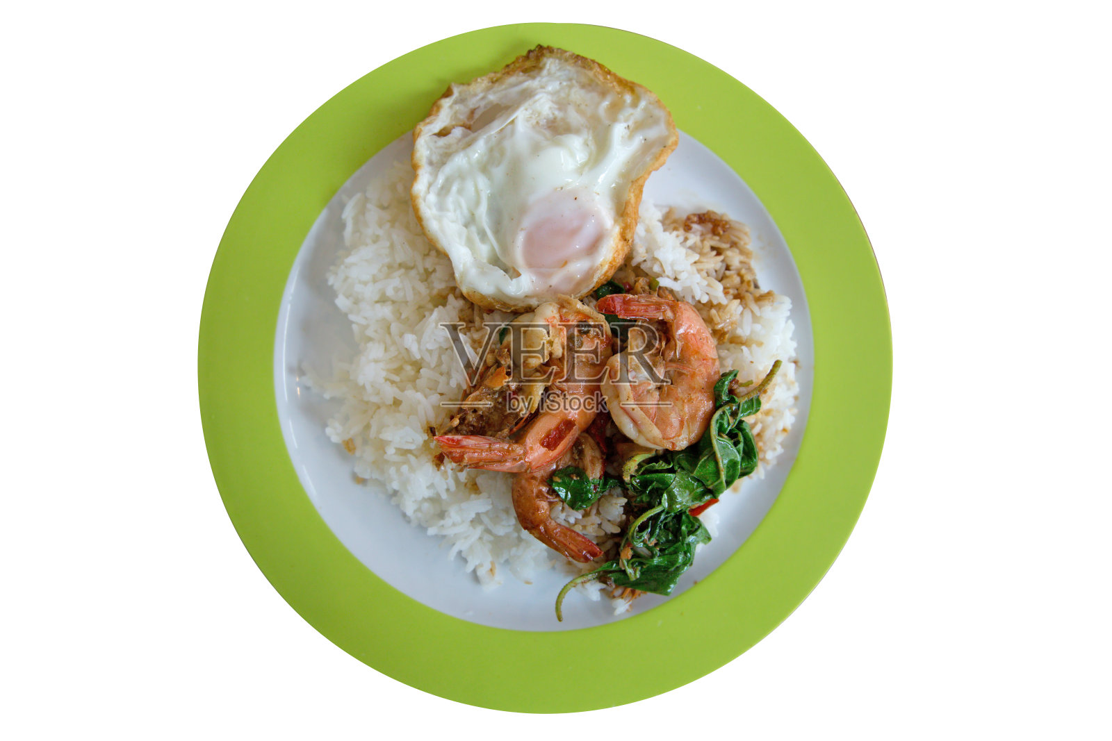 炸罗勒叶配虾仁饭,上白孤立。照片摄影图片