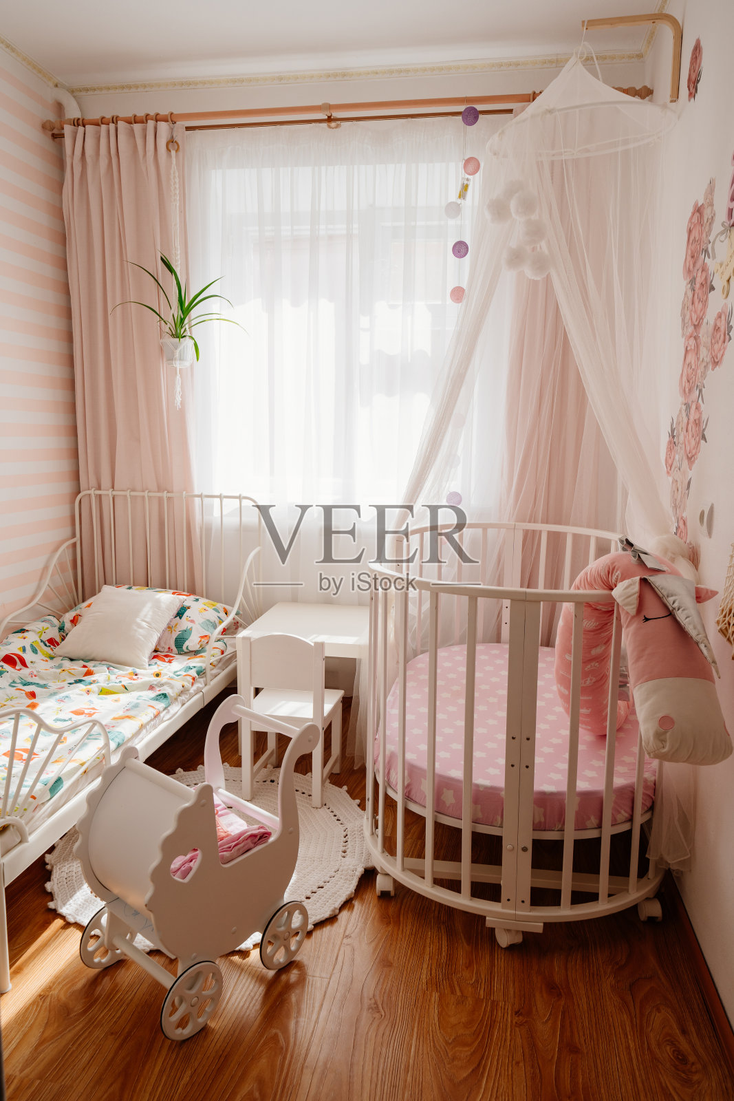 漂亮舒适的白人小孩房间,有两张床给女孩小孩。照片摄影图片