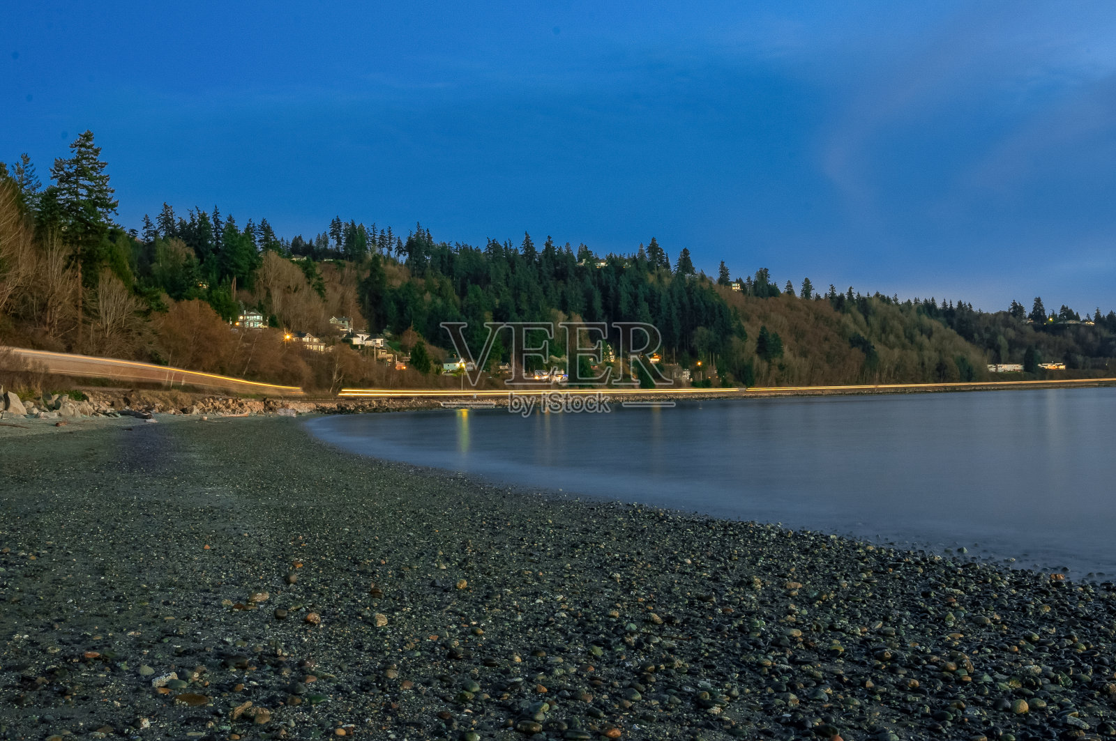 野餐点地区傍晚天空下两列火车的长曝光镜头照片摄影图片