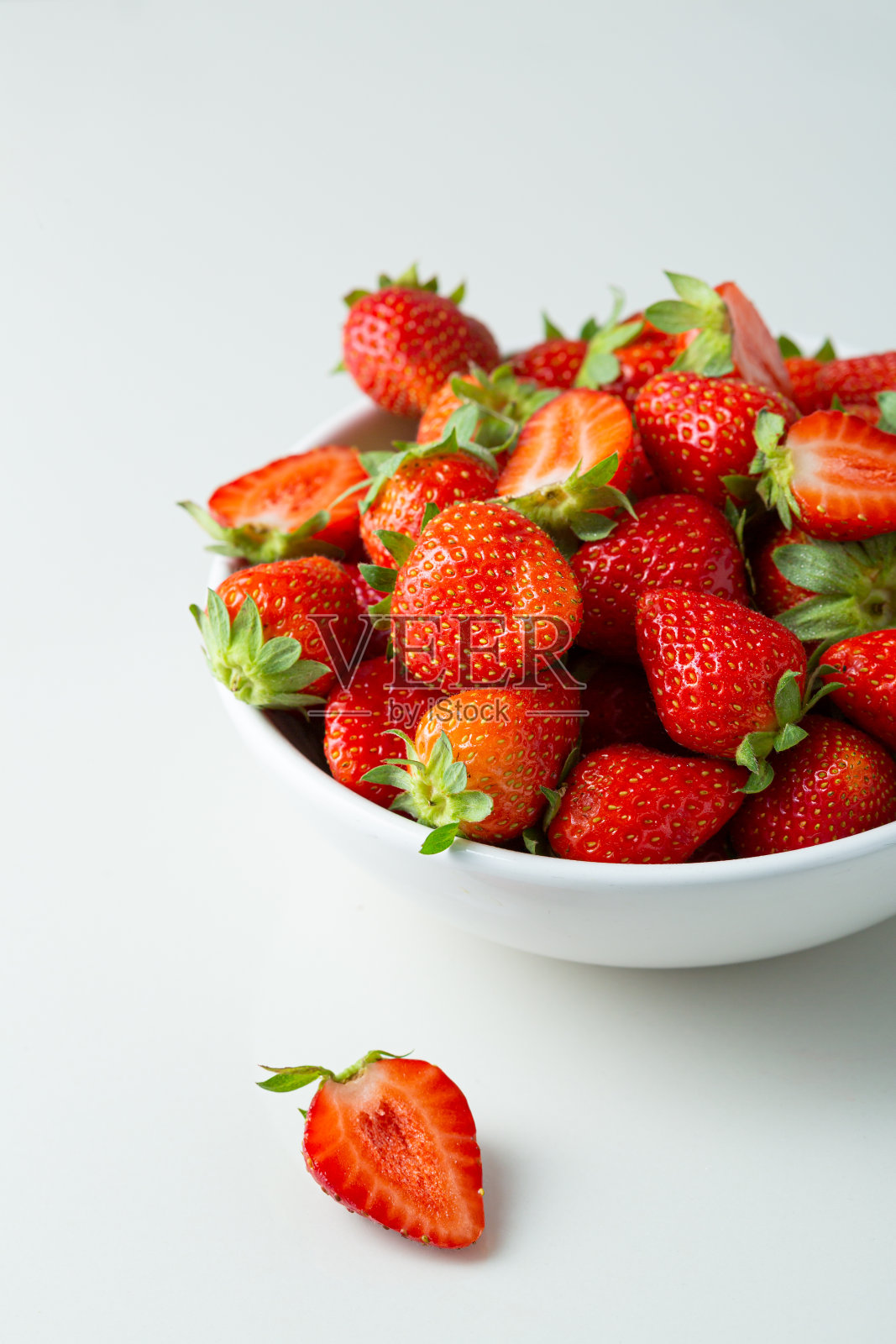 新鲜的夏季草莓在白色的碗照片摄影图片