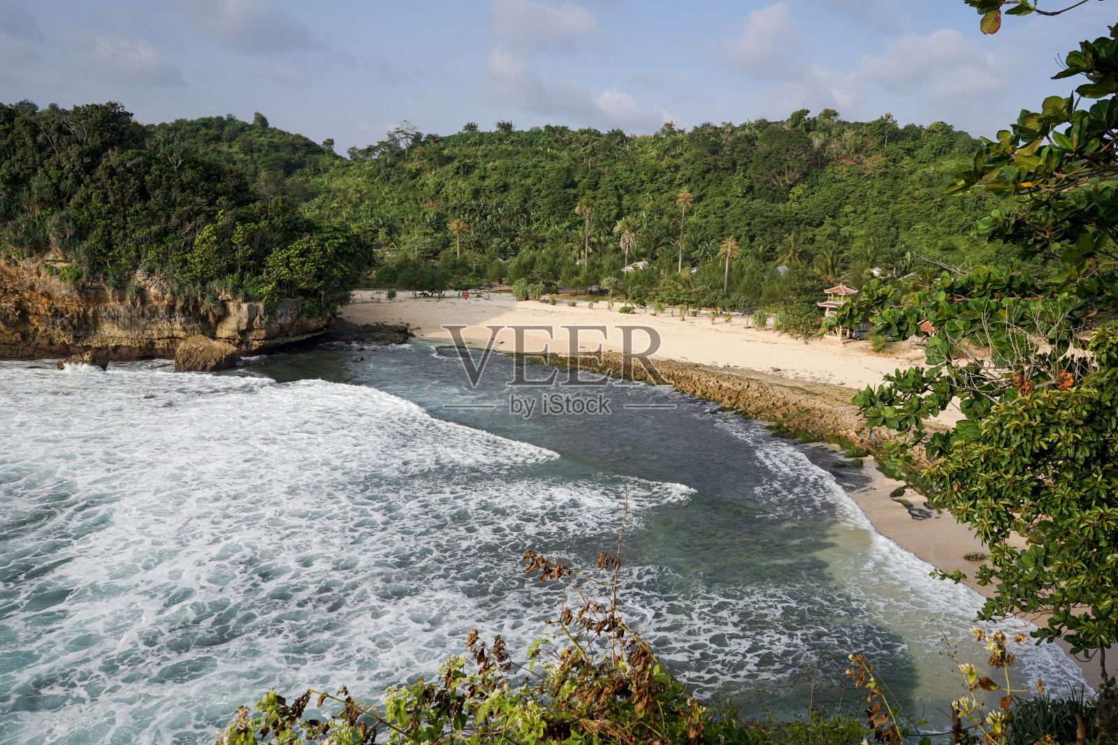 巴图班贡海滩美丽的海浪泡沫。印尼东爪哇玛琅的异国天堂。风景优美的海滩海浪景观。照片摄影图片