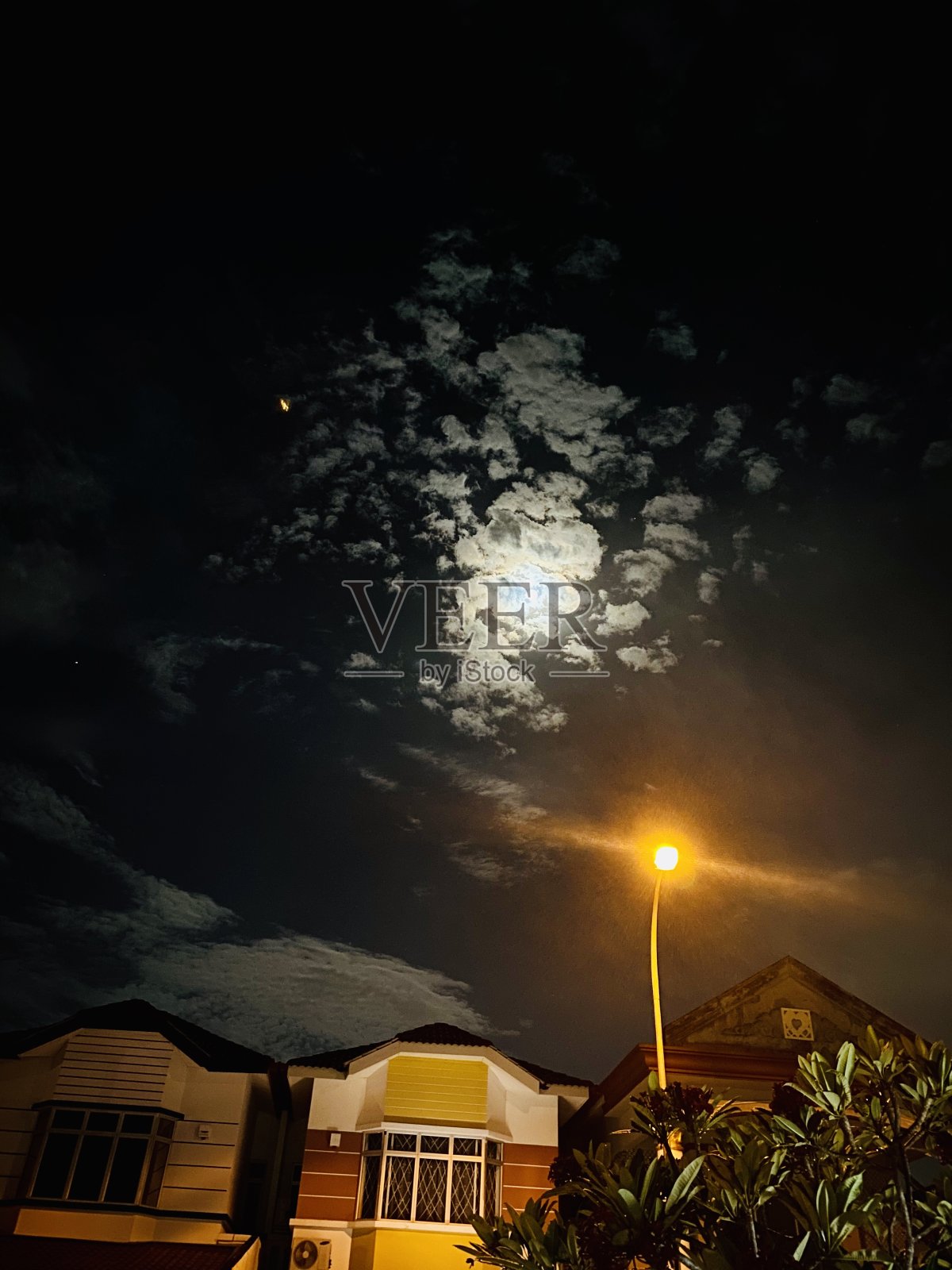 云后的月亮照片摄影图片