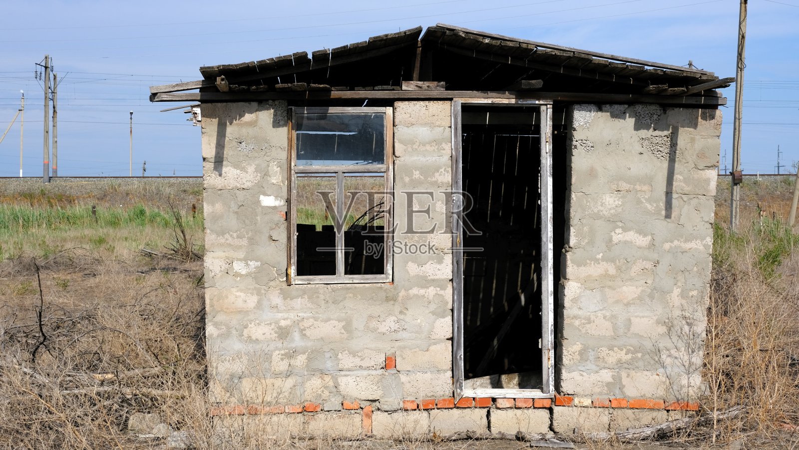私人土地上的废弃房屋照片摄影图片
