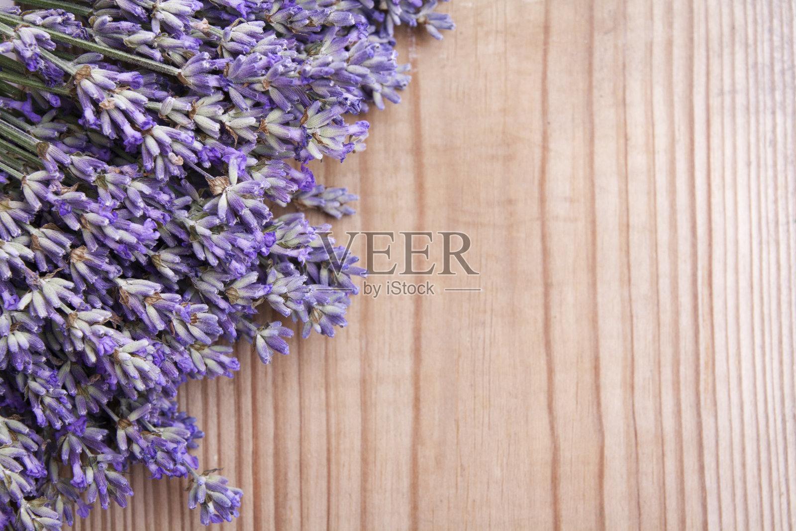 平铺薰衣草花在木制的背景与复制空间照片摄影图片