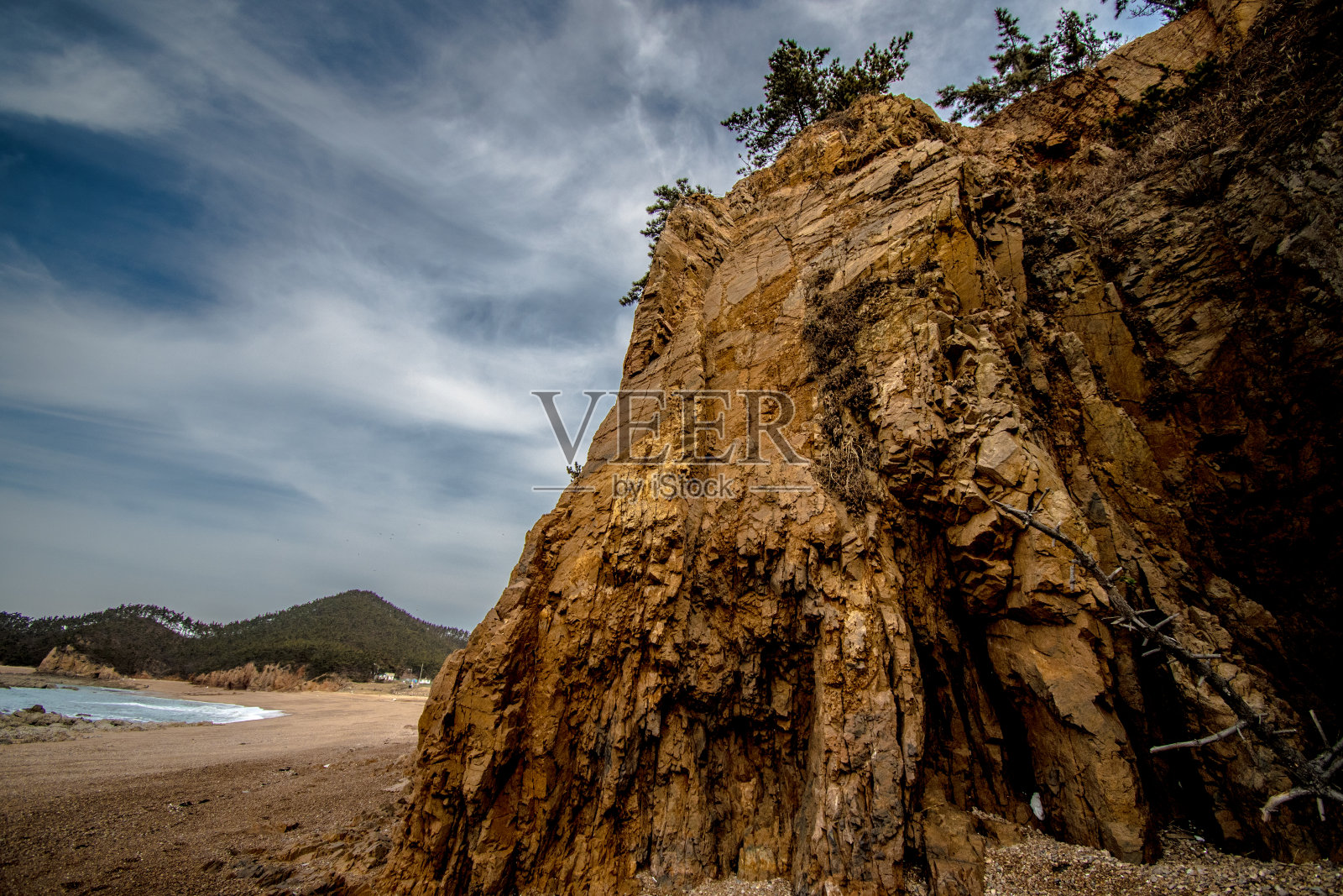岩石沙滩和天空的云彩。照片摄影图片