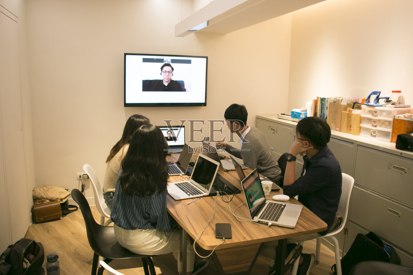 商务人员在一个现代化的办公室会议室开会和视频会议。照片摄影图片