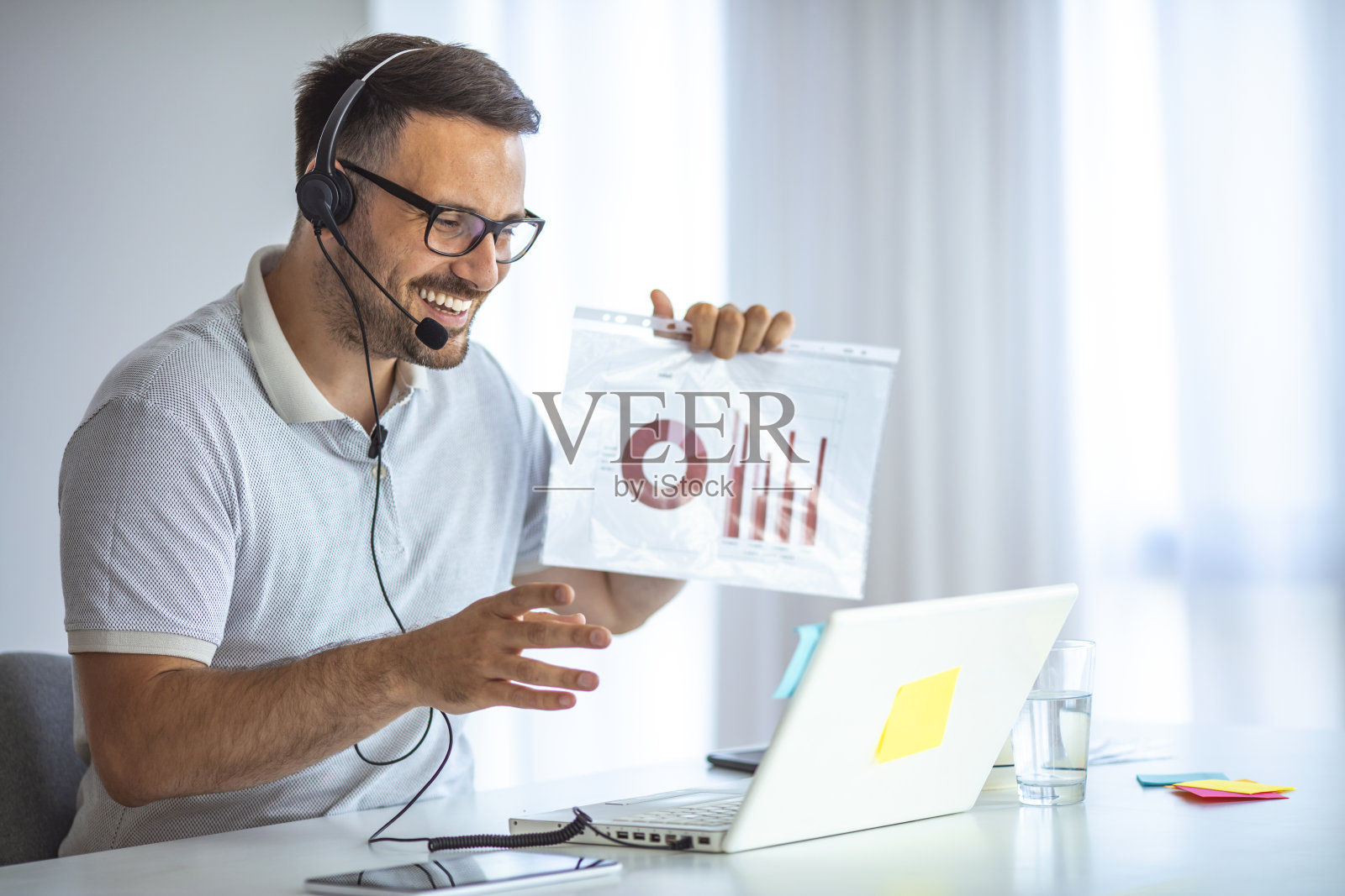 男人在家里工作,用笔记本电脑开视频会议照片摄影图片