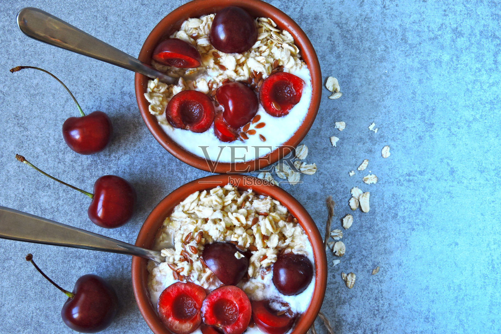 燕麦片配酸奶和樱桃。照片摄影图片