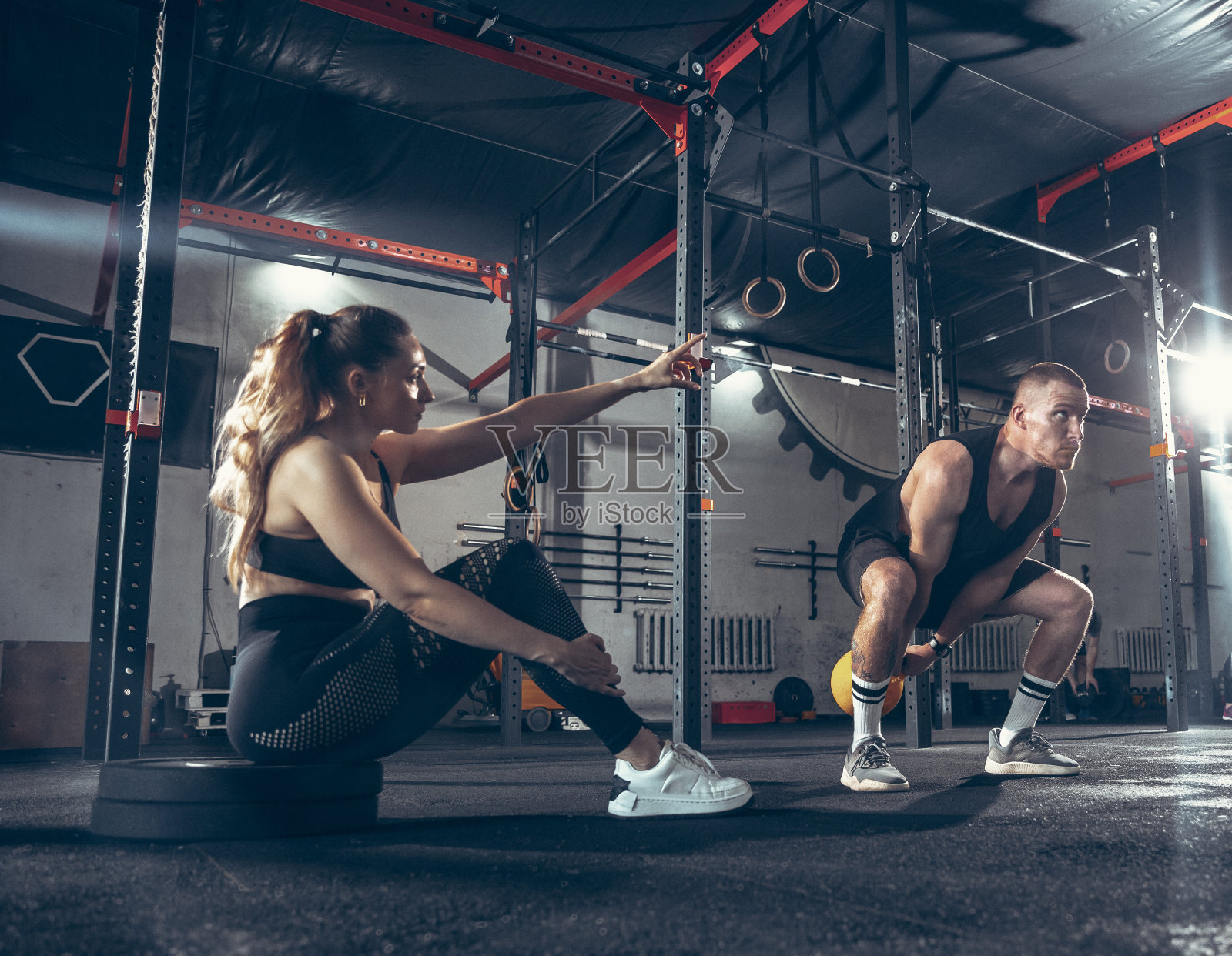 美丽的年轻运动夫妇一起训练,一起在健身房锻炼照片摄影图片