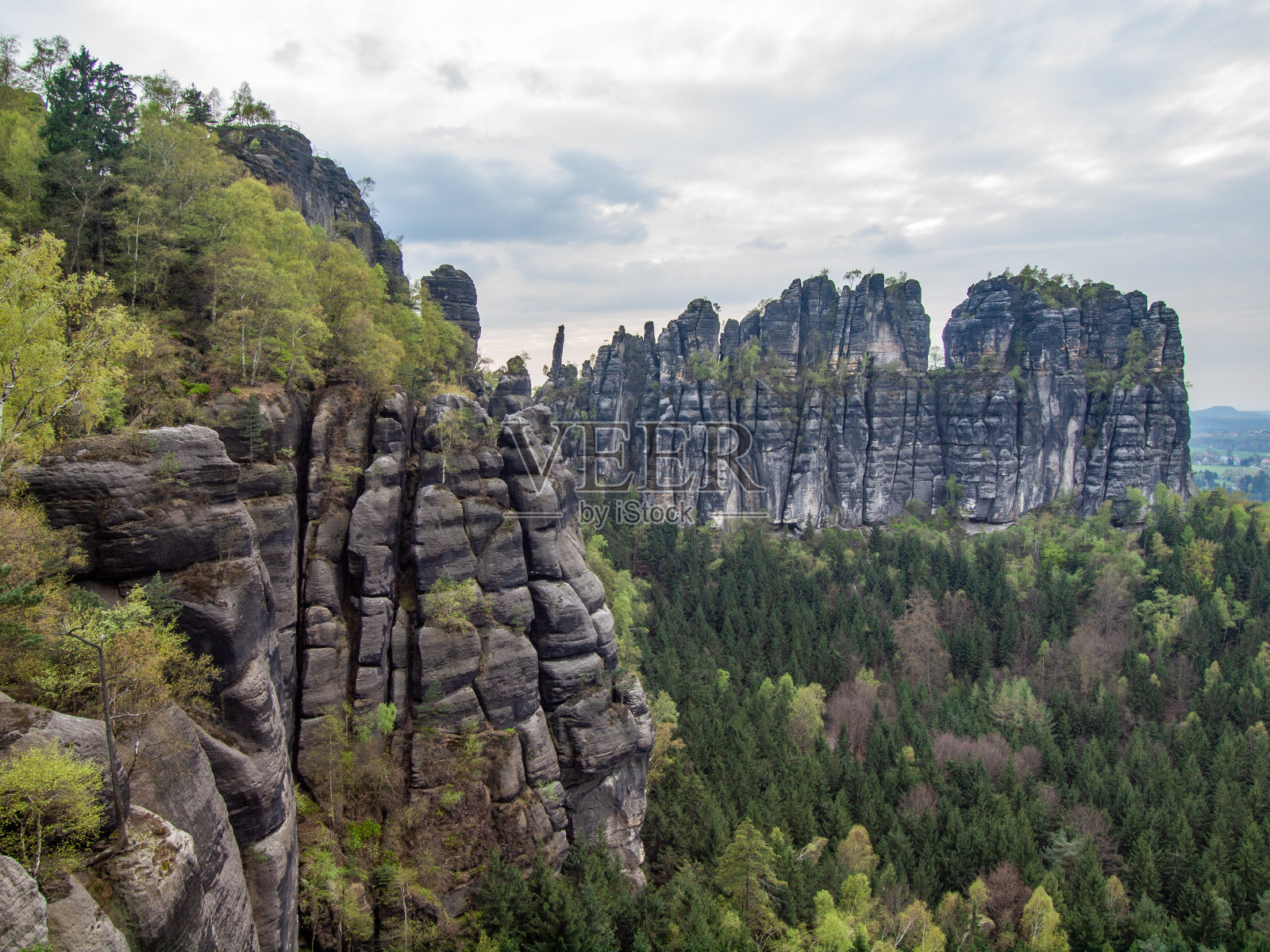 Sschrammsteine和森林。受欢迎的登山者度假村照片摄影图片