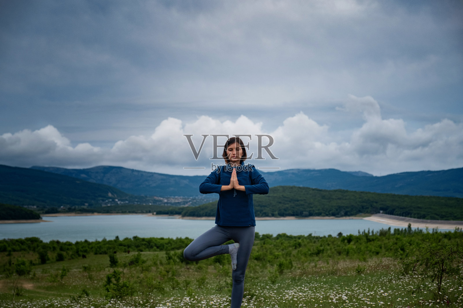 一个年轻女子在野外做瑜伽。照片摄影图片