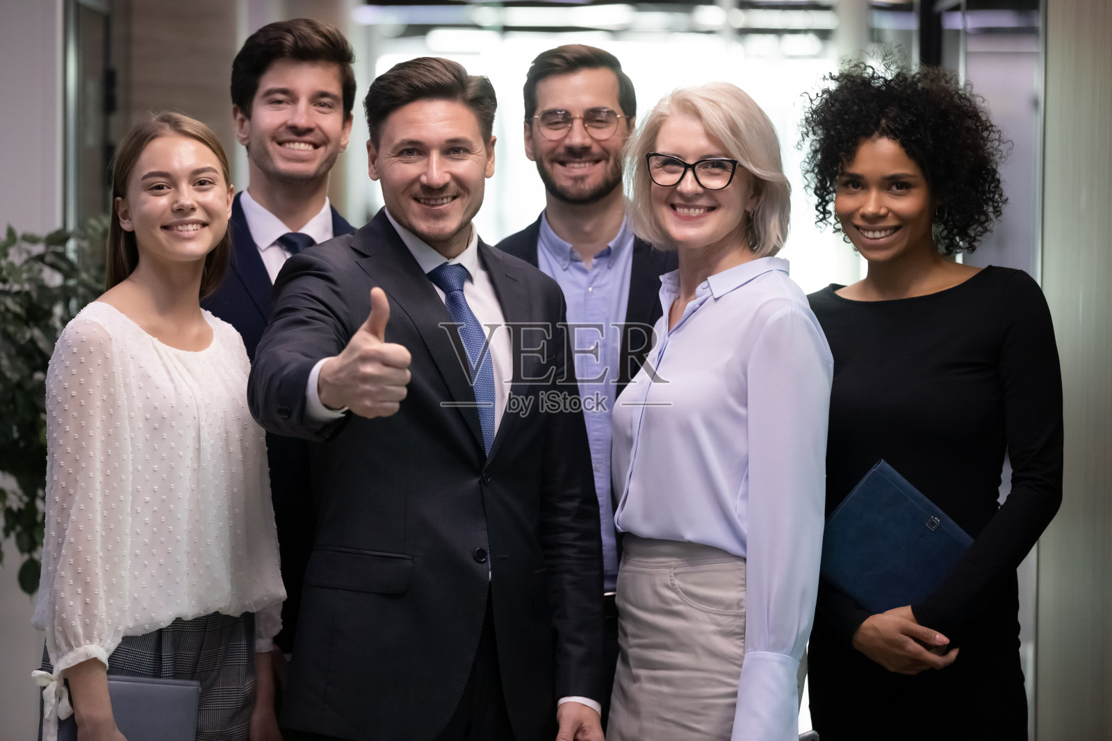 成功的成年商人和快乐的员工团队照片摄影图片