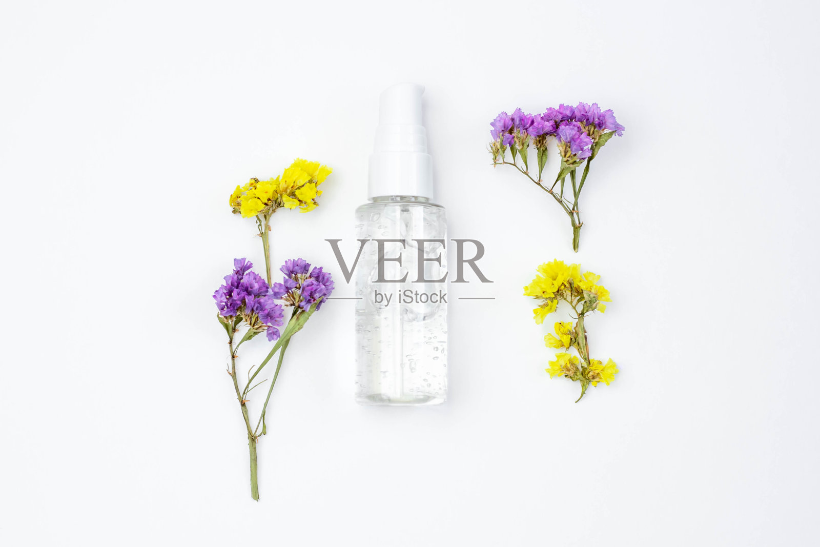 化妆瓶与血清,凝胶,面霜在白色背景与花。皮肤的化妆品,极简主义照片摄影图片