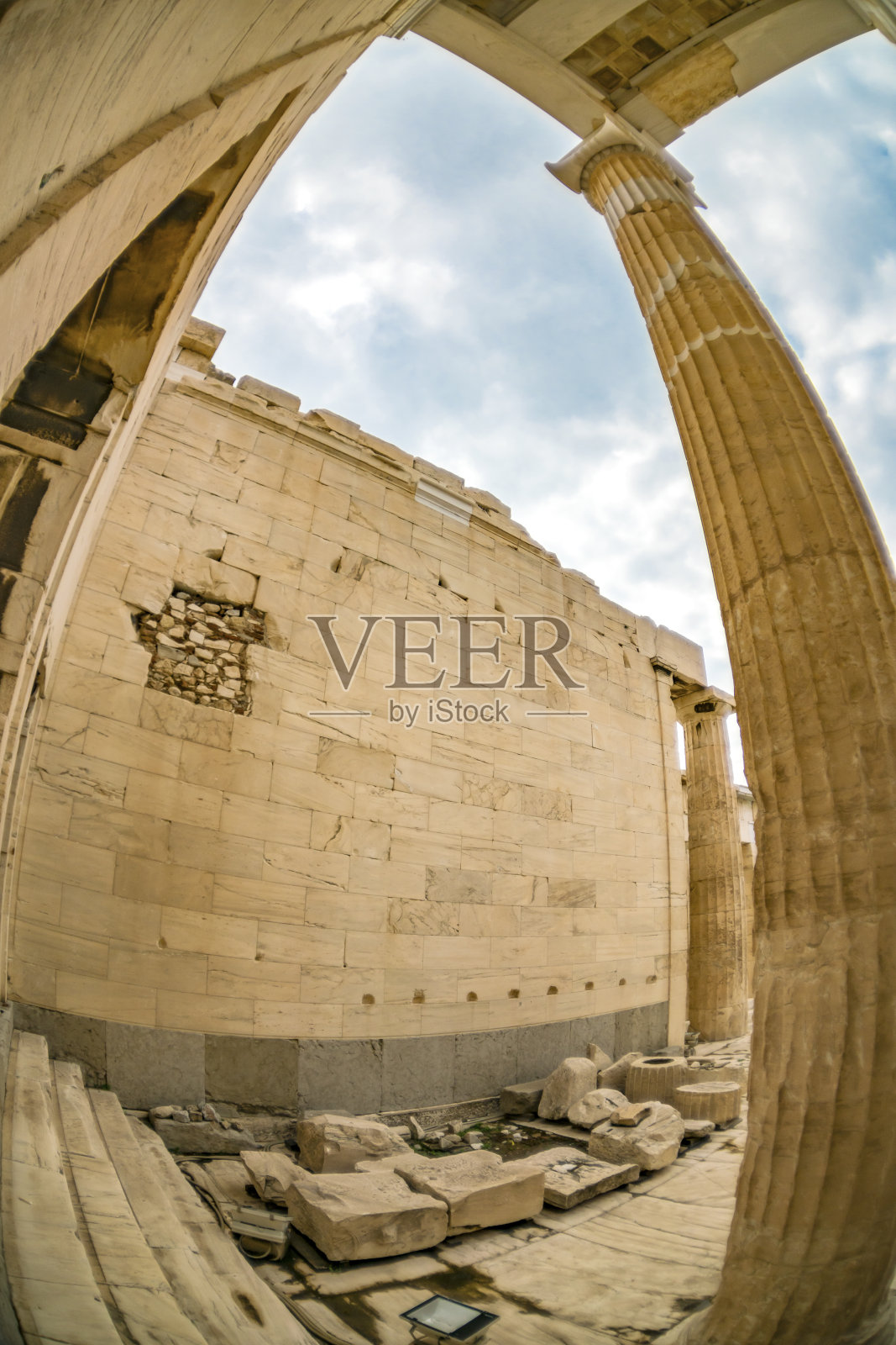 雅典卫城的入口就在希律剧院的上方照片摄影图片