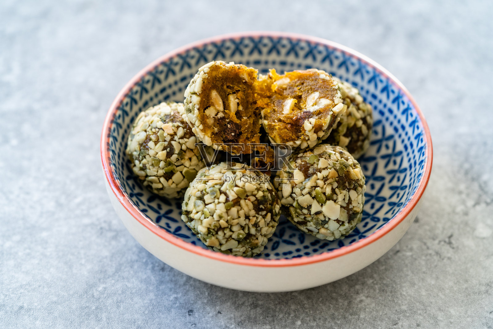 能量抹茶球无麸质素抹茶粉。照片摄影图片