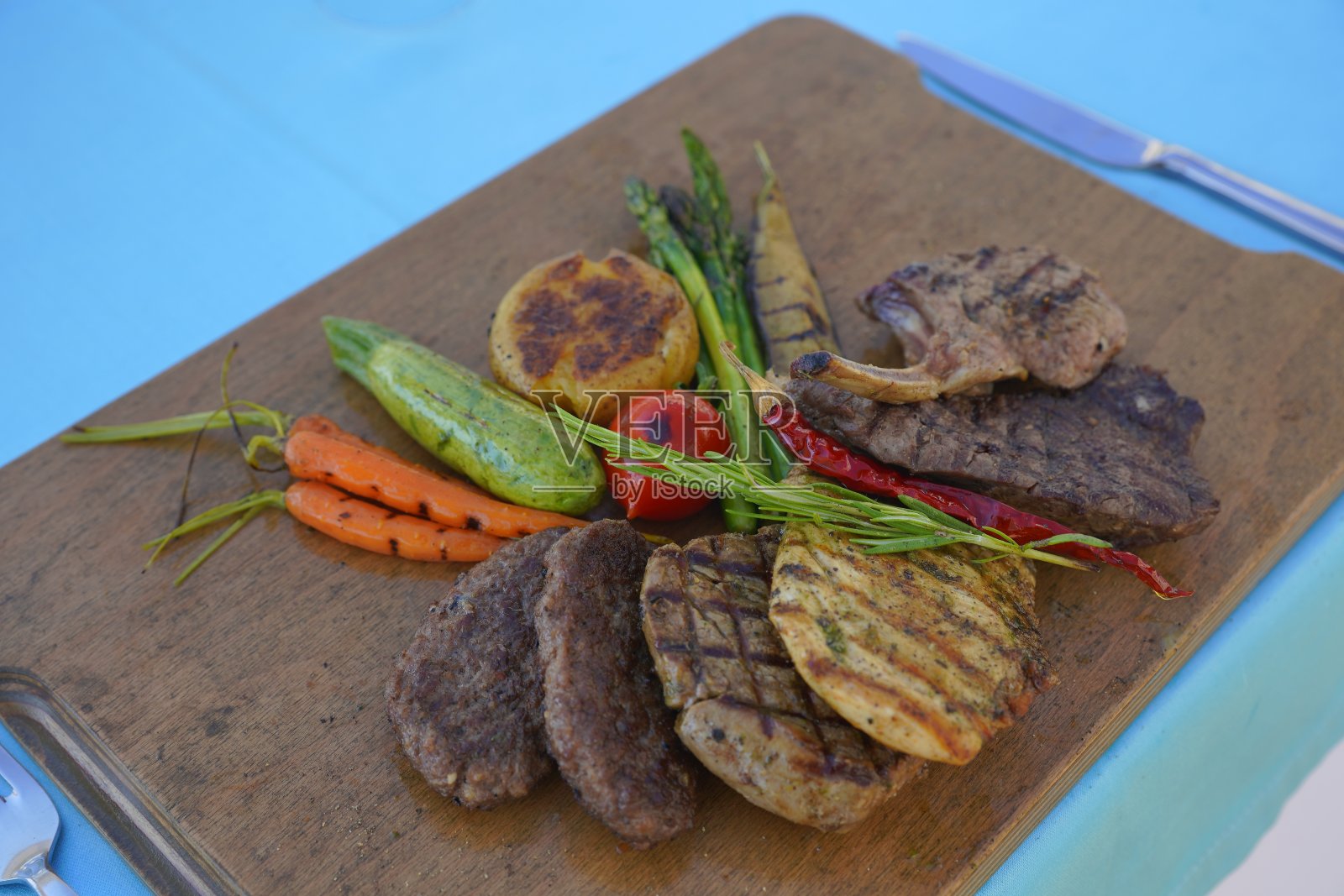 烤肉配蔬菜照片摄影图片