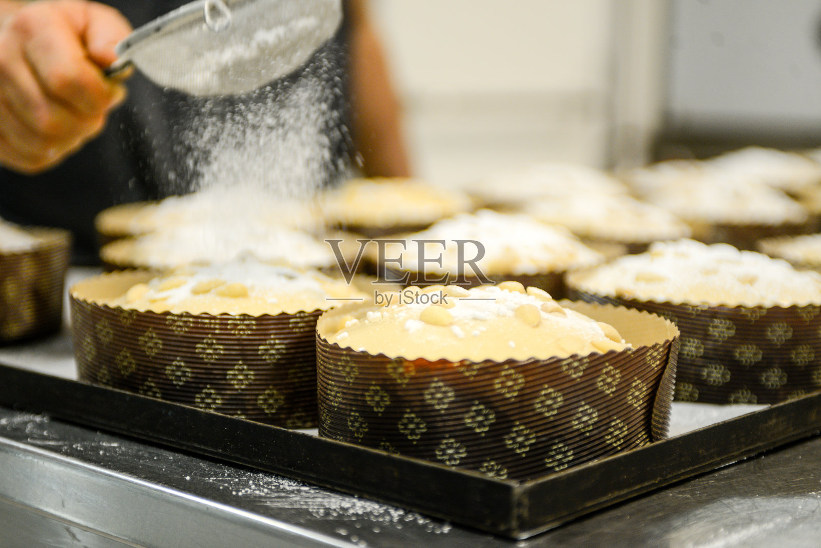 浇上糖的意大利潘妮托妮圣诞甜蛋糕照片摄影图片