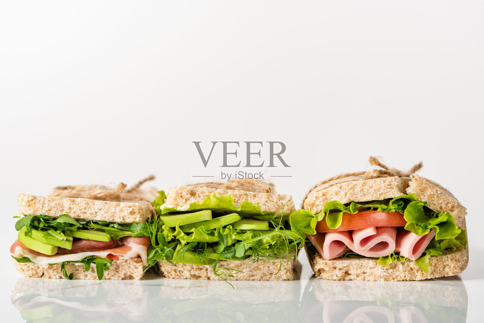 新鲜的绿色三明治,上面有牛油果和肉照片摄影图片