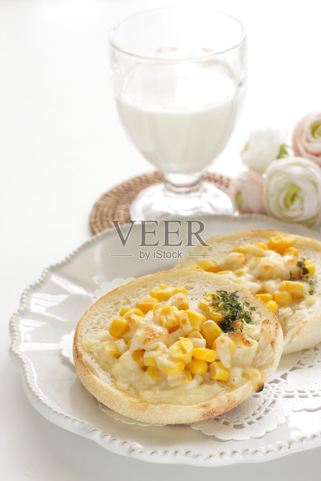 烤甜玉米和奶酪的英式松饼三明治照片摄影图片