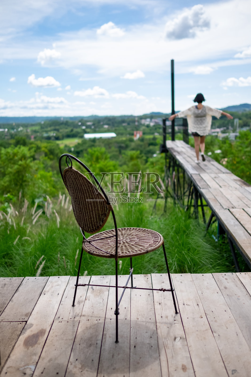 高山草花女人照片摄影图片