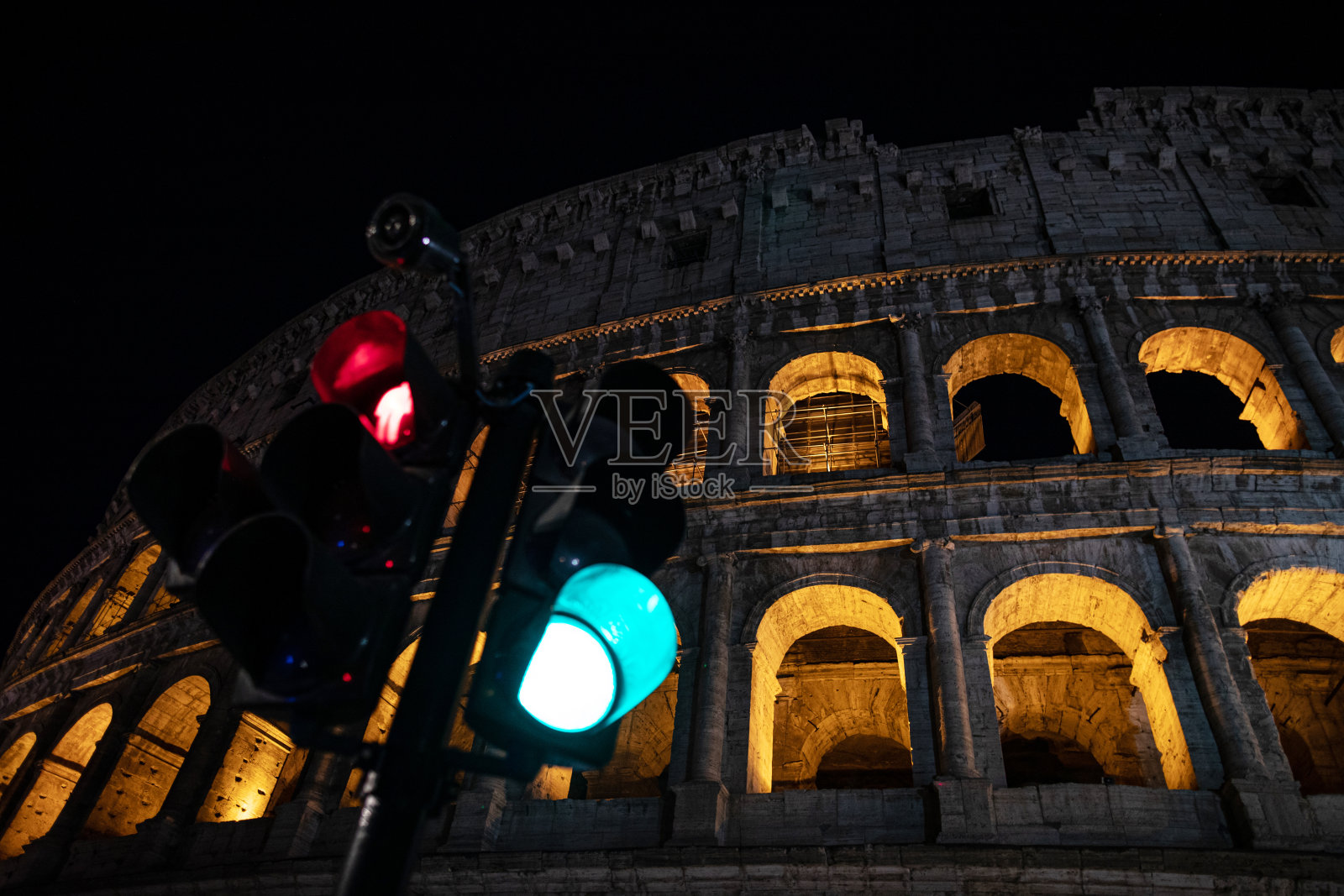 在夏季温暖的夜晚,雄伟的罗马竞技场:在意大利度假照片摄影图片