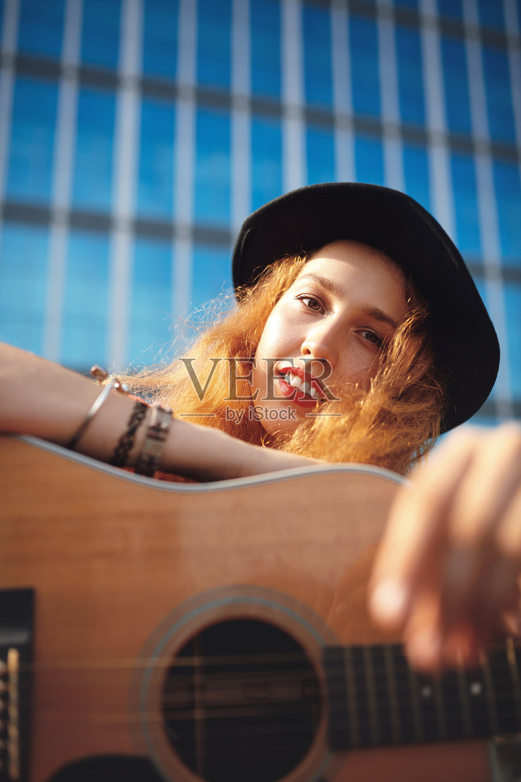 我的吉他给我带来安慰照片摄影图片