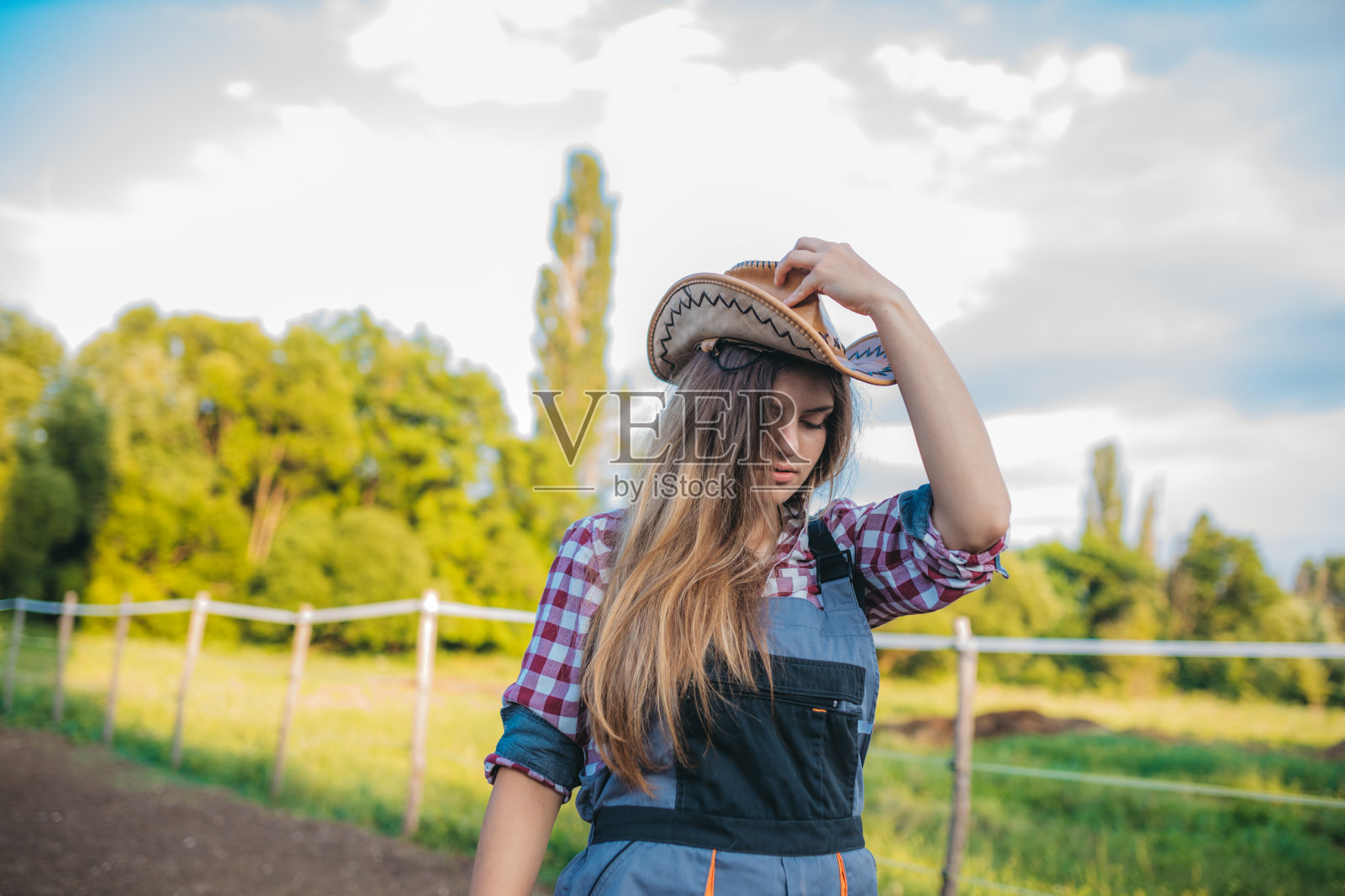 一个年轻女人在农场的肖像照片摄影图片