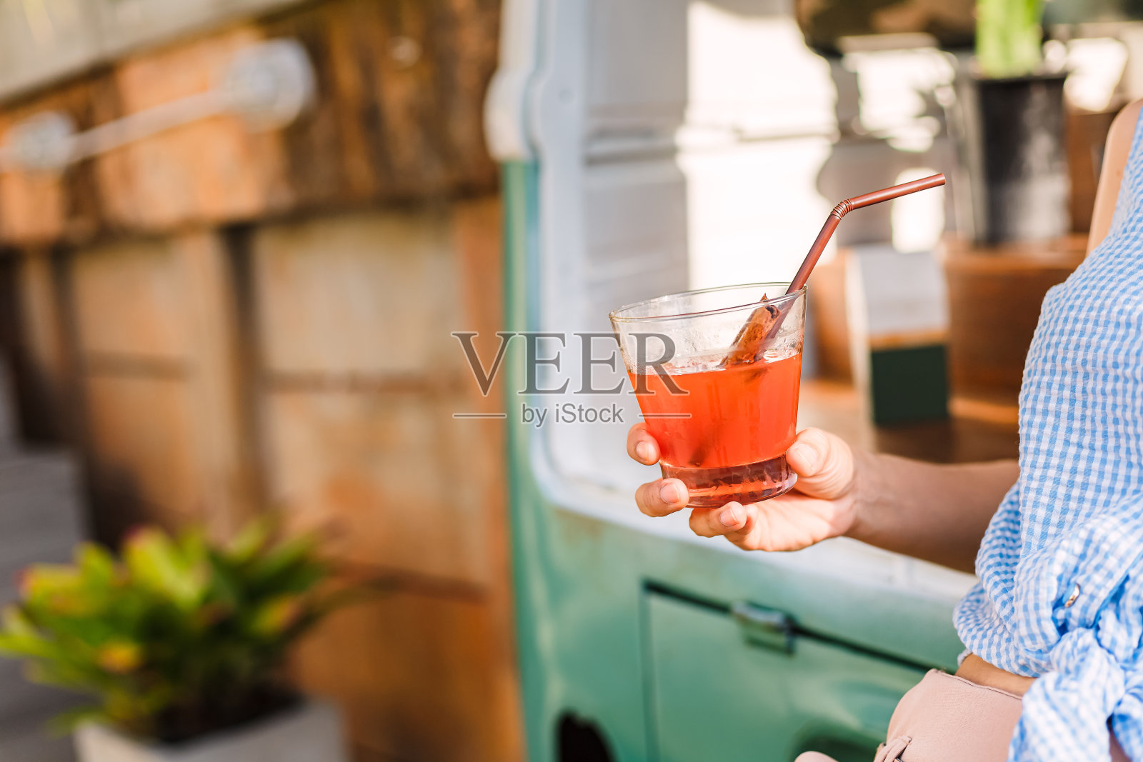 手握多汁草莓混合多汁桃子。在晴天喝点茶点。照片摄影图片