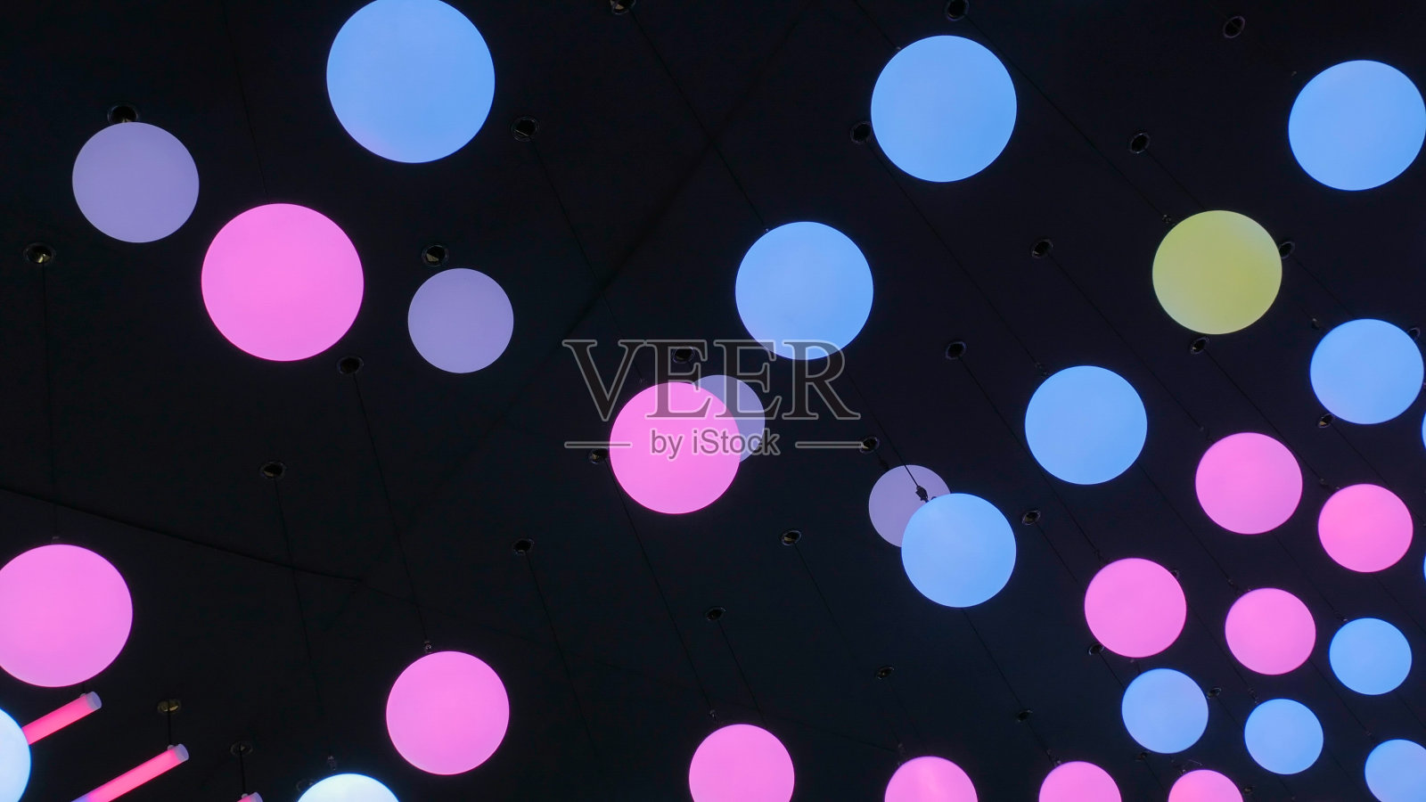 天花板移动铅球照片摄影图片