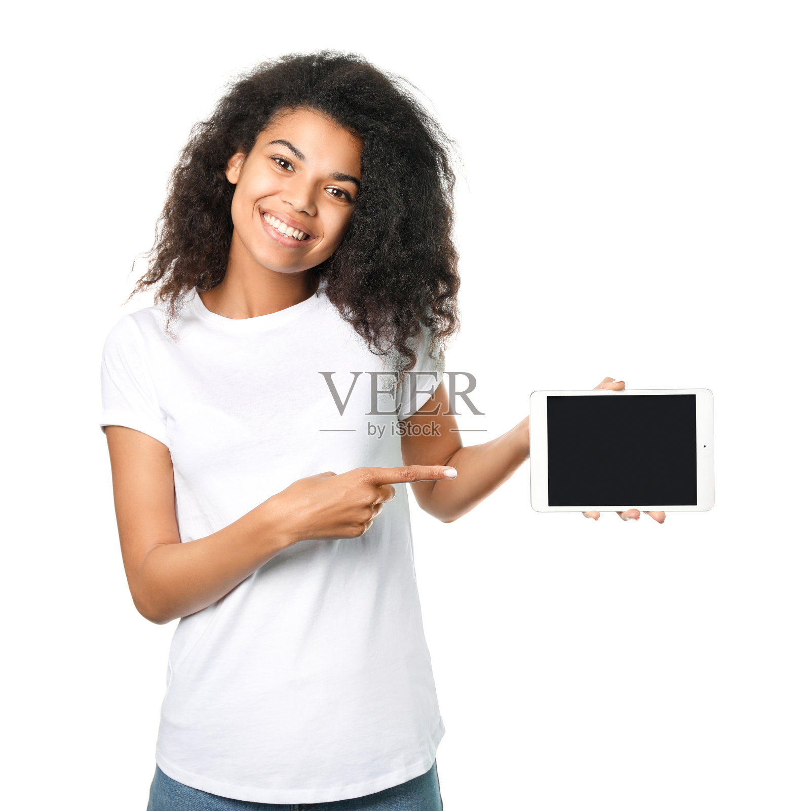 美丽的非洲女人手里拿着一个平板电脑,孤立在白色的背景照片摄影图片