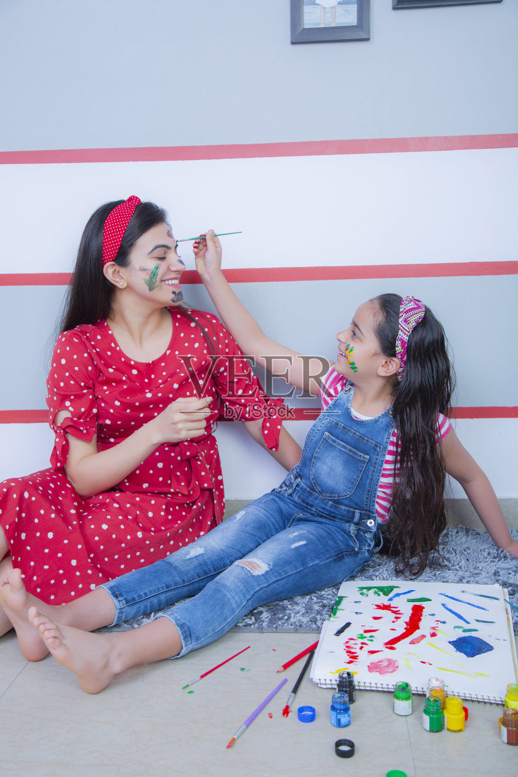 母亲和女儿一起画股票照片照片摄影图片