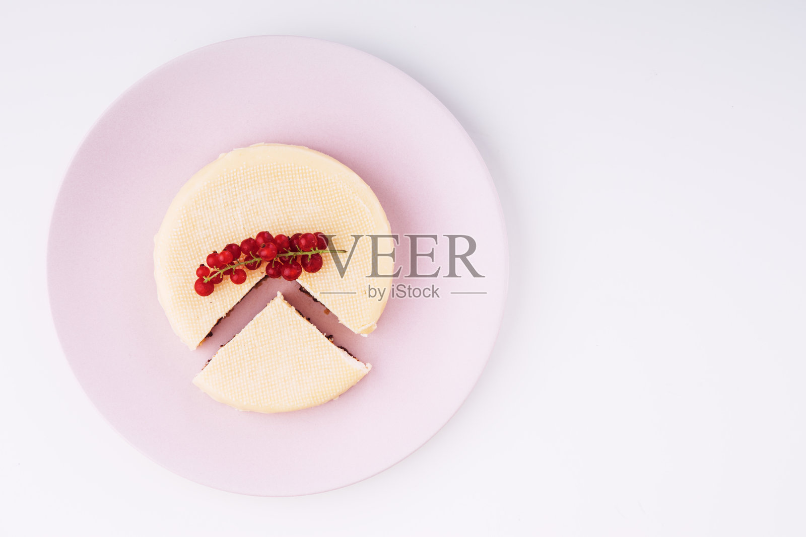 自制美味的芝士蛋糕与巧克力隔离在盘子里照片摄影图片