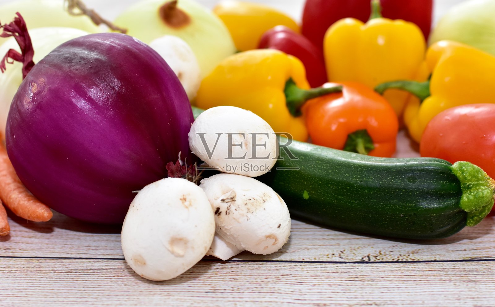 新鲜的有机收获蔬菜以艺术的方式展示,以吸引健康的饮食生活习惯照片摄影图片