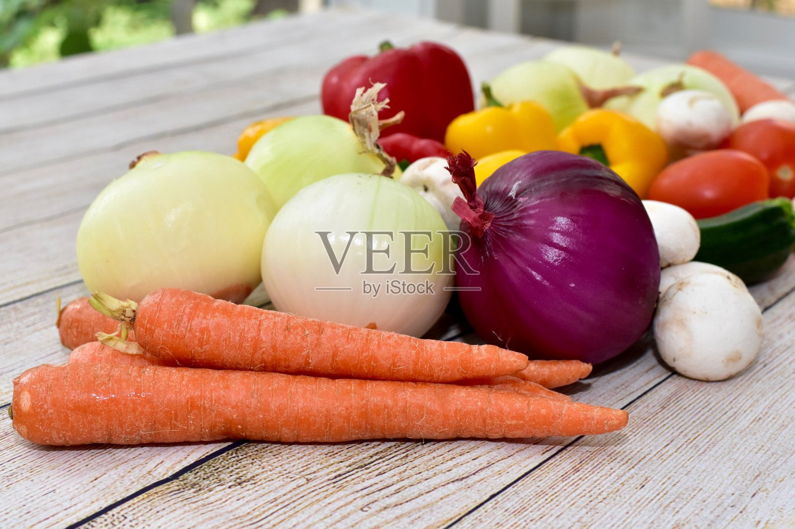 新鲜的有机收获蔬菜以艺术的方式展示,以吸引健康的饮食生活习惯照片摄影图片