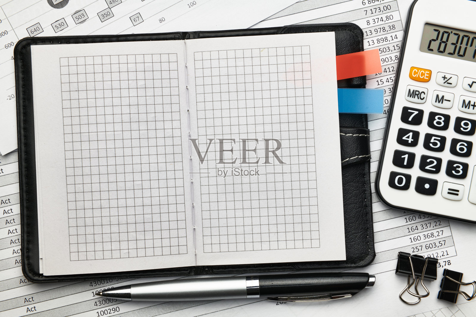 顶部查看办公室员工的办公桌-工作与财务报告,分析和会计,表格和图表,各种办公室项目簿记照片摄影图片