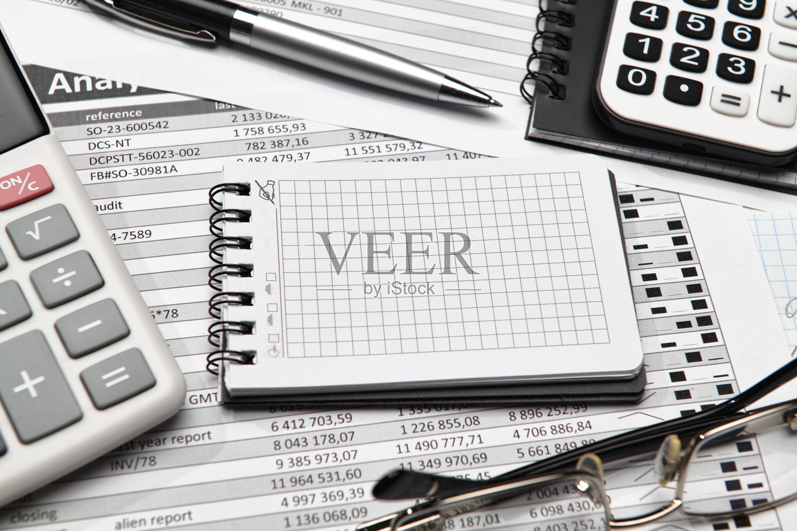 顶部查看办公室员工的办公桌-工作与财务报告,分析和会计,表格和图表,各种办公室项目簿记照片摄影图片