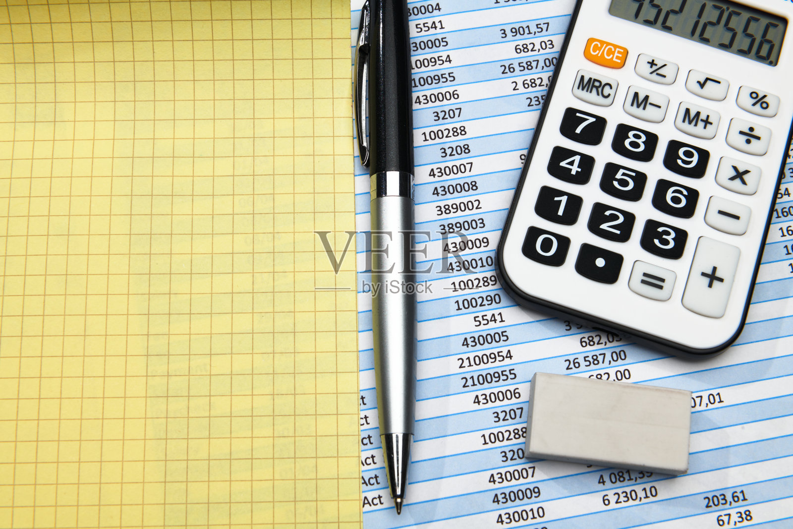 商务办公台面特写-财务报表、分析会计、套文件、图表、各种项目记帐、计算器照片摄影图片