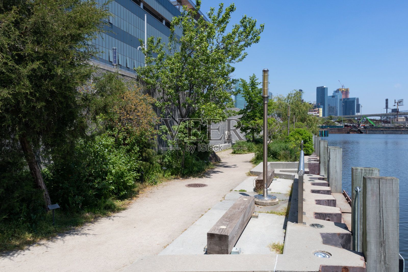 纽敦溪自然漫步在绿点布鲁克林区在春天与绿色的树木和植物照片摄影图片